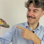 Como são os pés das crianças que estão a dar os primeiros passos?