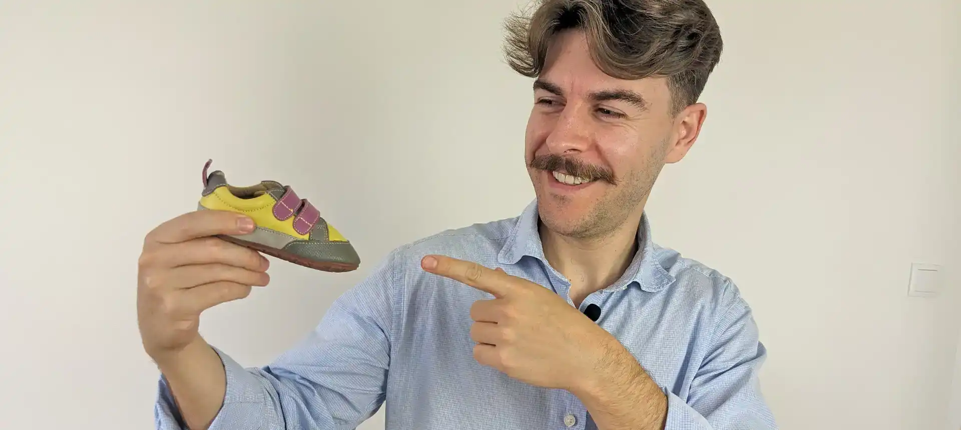 Como são os pés das crianças que estão a dar os primeiros passos?